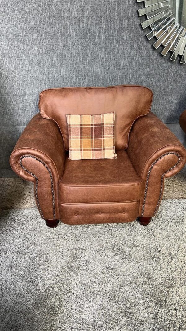 Oakland Armchair – Vintage Elegance Meets Modern Comfort