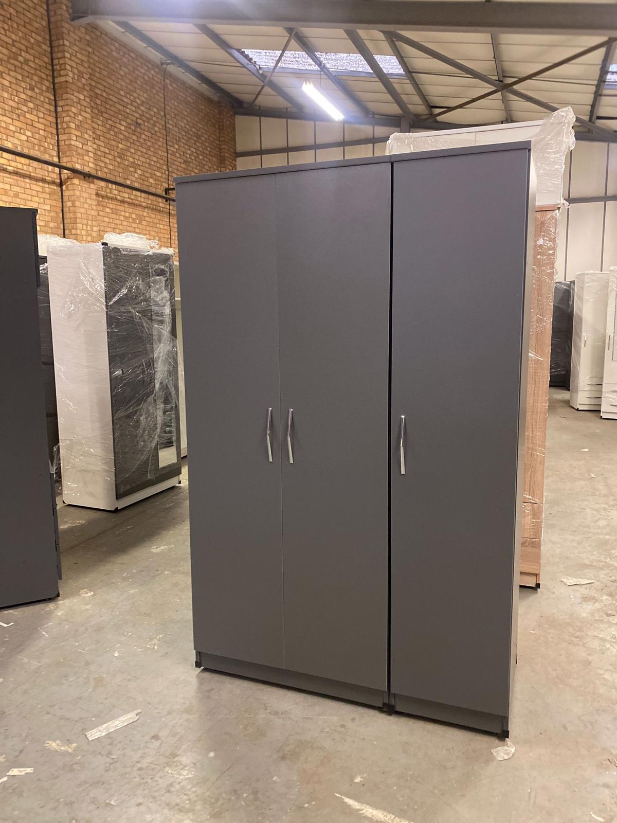 3 door wardrobe Plane