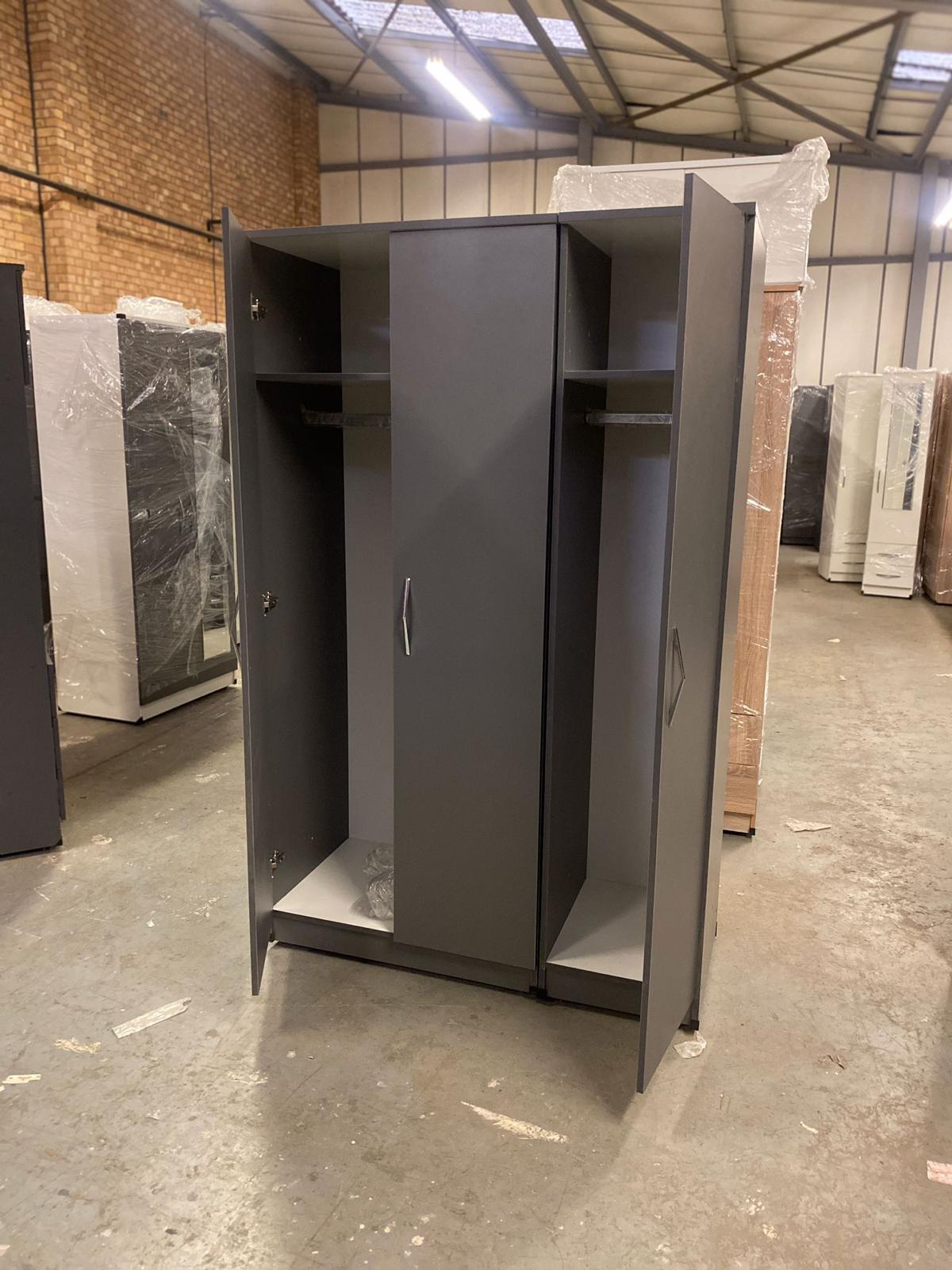 3 door wardrobe Plane - Image 2